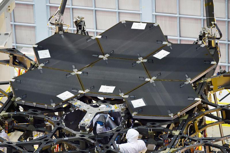 Illustration for article titled Aww Yeah, the James Webb Space Telescope Has Half Its Mirrors!
